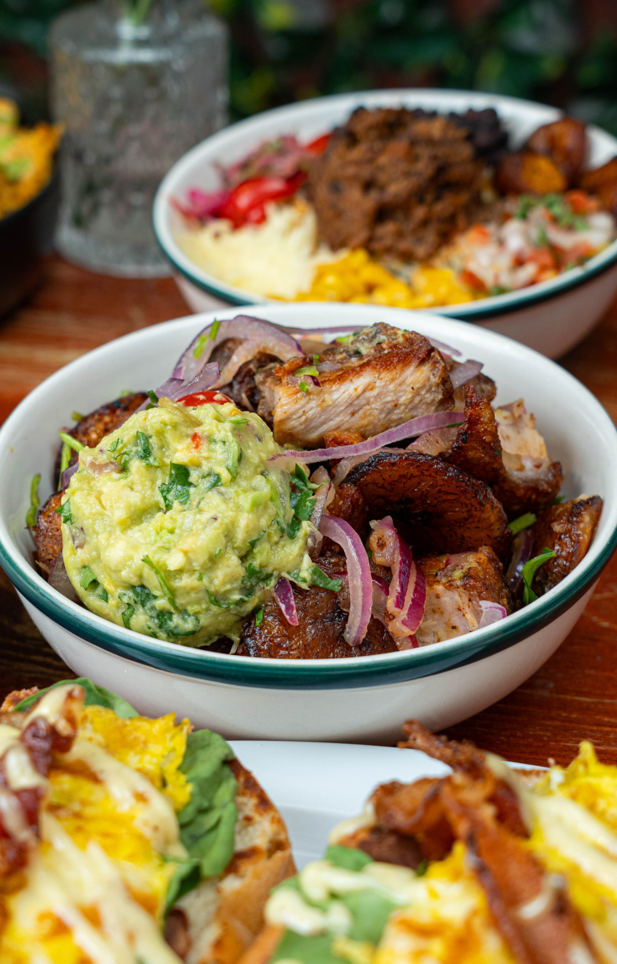 Bols latinos généreux garnis de viande, avocat et plantains