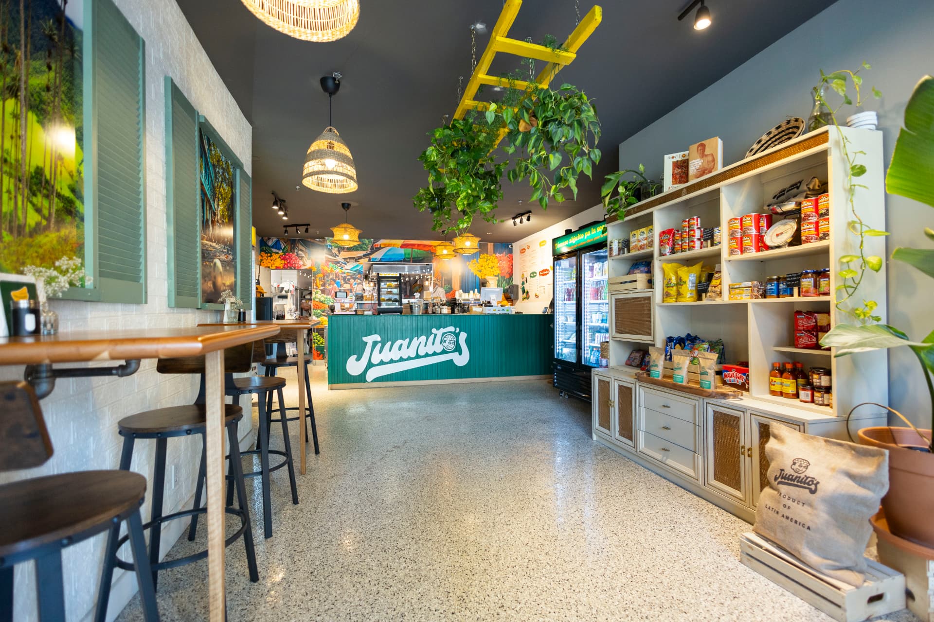 Intérieur coloré du marché Juanito’s à Saint-Henri