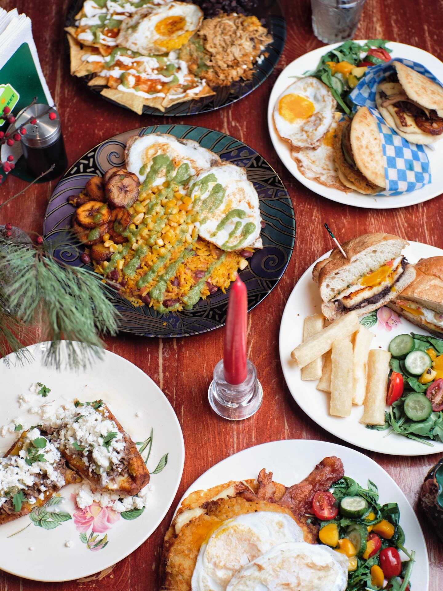 Brunch latino avec arepas, chilaquiles, œufs, plantains et salades