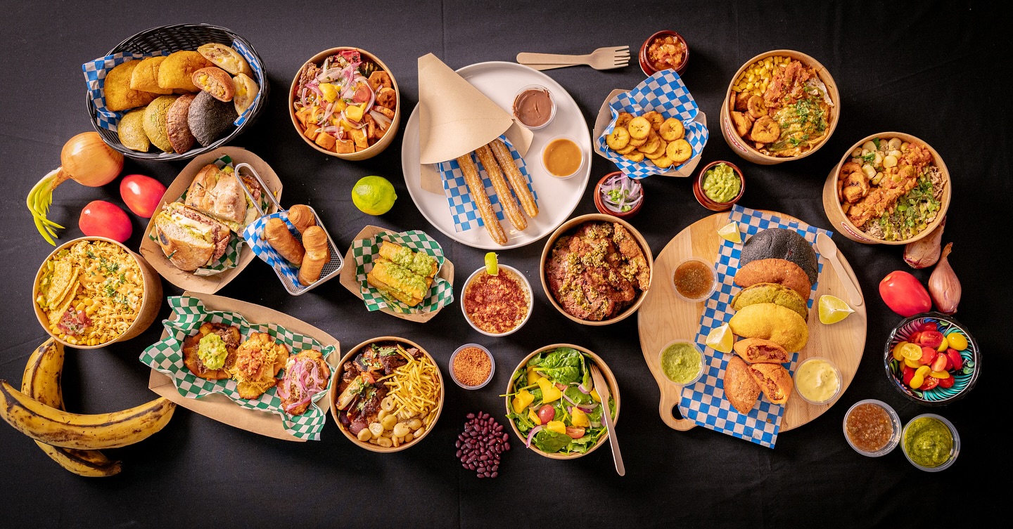 Une table remplie de plats latino-américains colorés chez Juanito’s